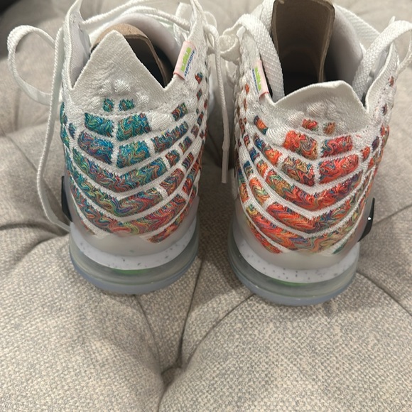 Brand new Lebron XVII women’s basketball sneakers in original box - Picture 5 of 7